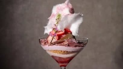 綿菓子をのせたベリーのパフェ